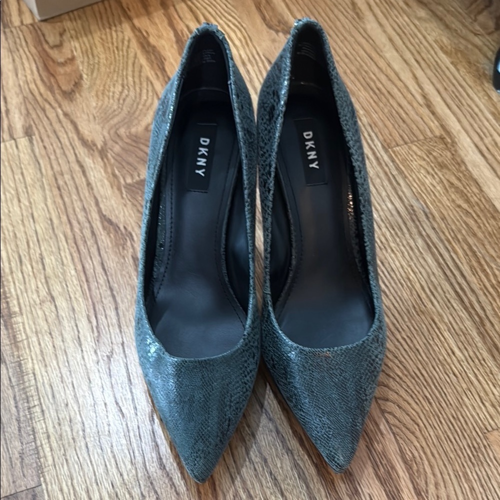 Like new DKNY green snakeskin Suede Heels Classic Pumps 3.5 inch sz 9